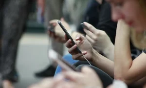 Recupera tu pareja 3 Orbiting-Por-que-tu-ex-mira-tus-redes-sociales-pero-nunca-dice-nada